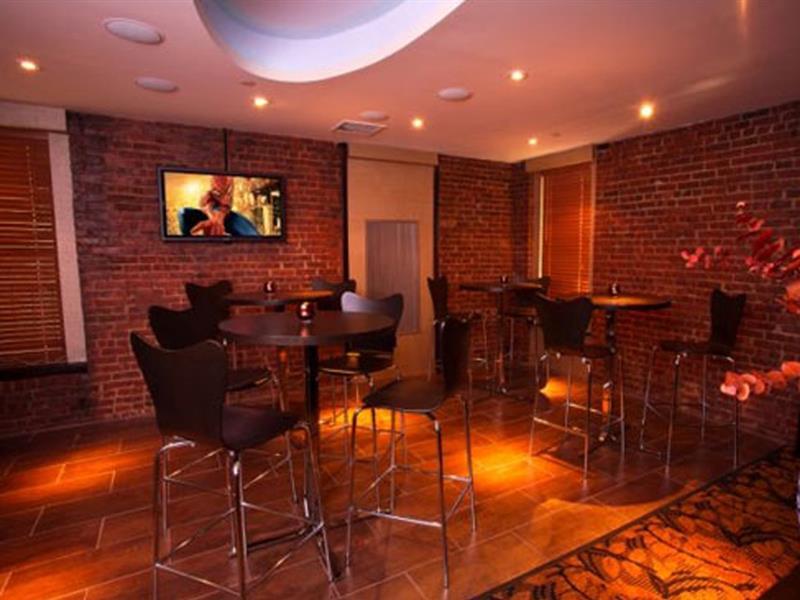 Hostal Broadway & *